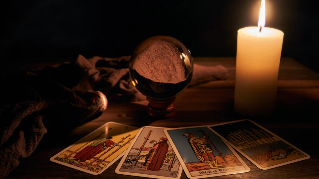 EL TAROT: UNA GUÍA PERSONAL HACIA EL AUTODESCUBRIMIENTO